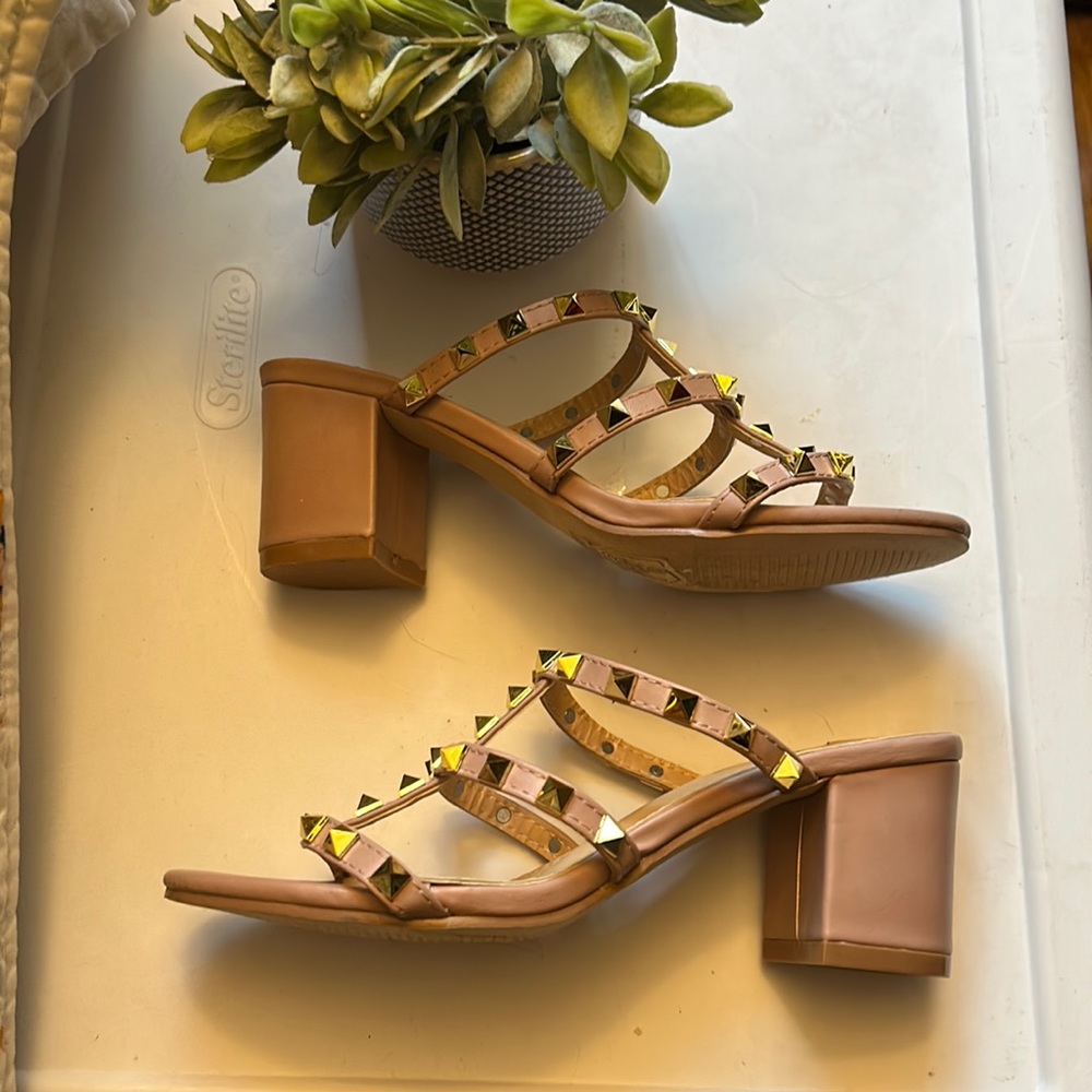 TAN GOLD STUDDED SANDALS/HEELS